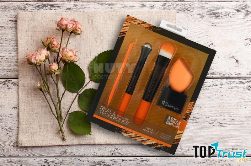 Real Techniques By Sam & Nic Prep & Primer Set là bộ sản phẩm cực kì cần thiết trong những bước make up, dưỡng da cơ bản mà nàng nào cũng cần có,