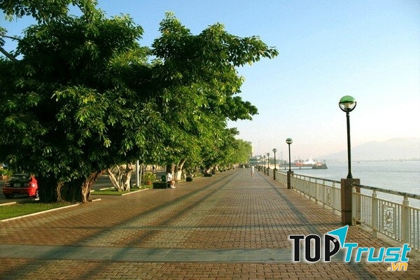 Gió mát lộng gió vào những chiều ven bên bờ sông Hàn.