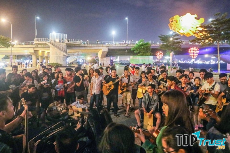 Du ca Đà Nẵng_ nơi tập trung các bạn trẻ yêu ca hát ,diễn ra chủ nhật hàng tuần.