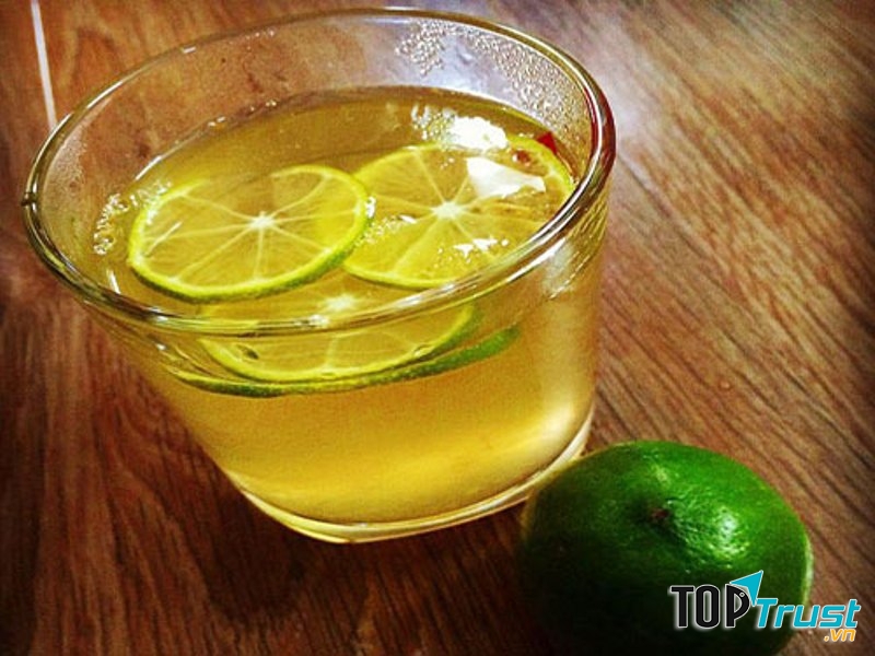 Nước chanh nóng, không chỉ giúp bạn giải khát cho cơ thể mà có thể chữa trị chứng khó tiêu hiệu quả.