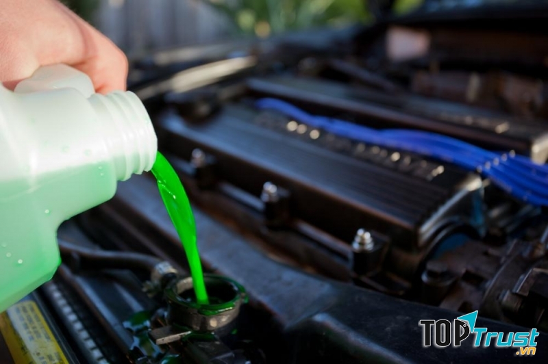 Việc bổ sung nước làm mát cho xe là việc làm rất cần thiết