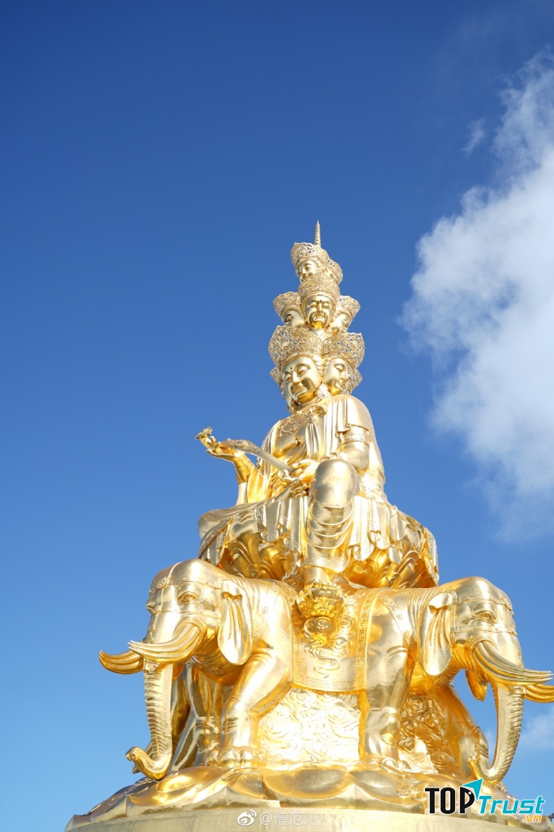 Tượng Bồ Tát Phổ Hiền tại núi Nga Mi tỉnh Tứ Xuyên, Trung Quốc