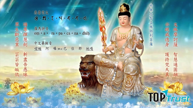 Bồ Tát Văn Thù Sư Lợi cưỡi sư tử, hai tay cầm gươm trí tuệ và quyển Kinh Bát Nhã