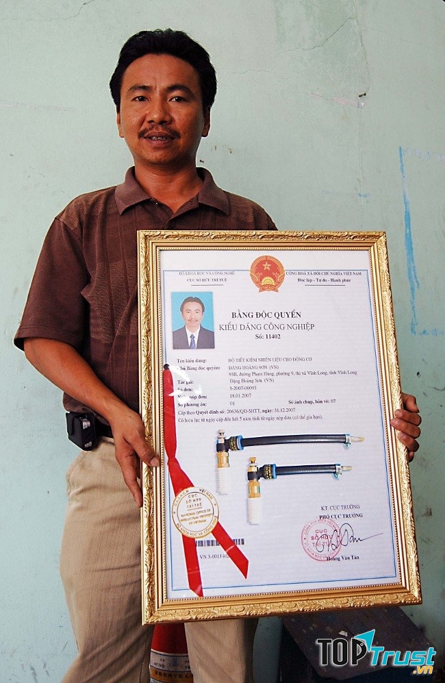 Bằng sáng chế bộ tiết kiệm xăng cho xe máy của anh Sơn