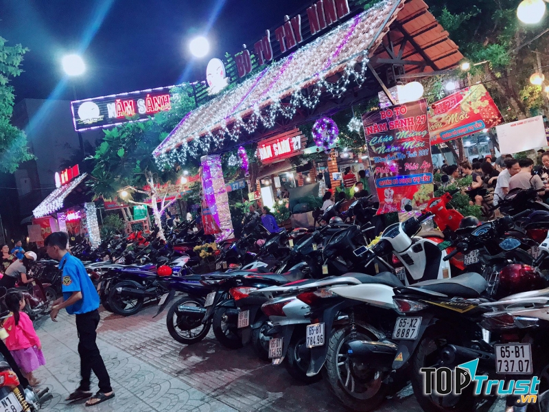 Không gian luôn được lấp đầy tại Bò tơ Năm Sánh 27