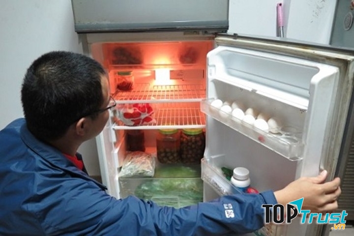 Bỏ trứng đã đập vào trong tủ lạnh