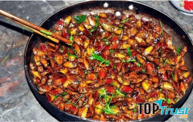 Một công đoạn chiên giòn bọ xít