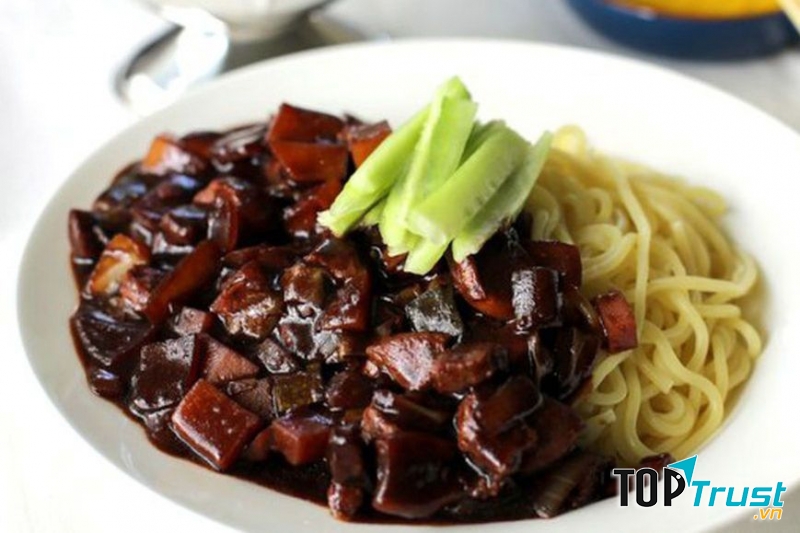 Phần mì tương đen được chế biến cực kỳ bắt mắt cùng với các nguyên liệu “chuẩn Hàn Quốc” nên các bạn an tâm về chất lượng đi nghen phải nói là “ngon cực kỳ”.