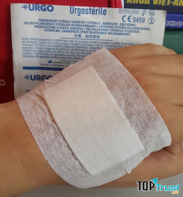 Bóc miếng dán urgo không bị đau
