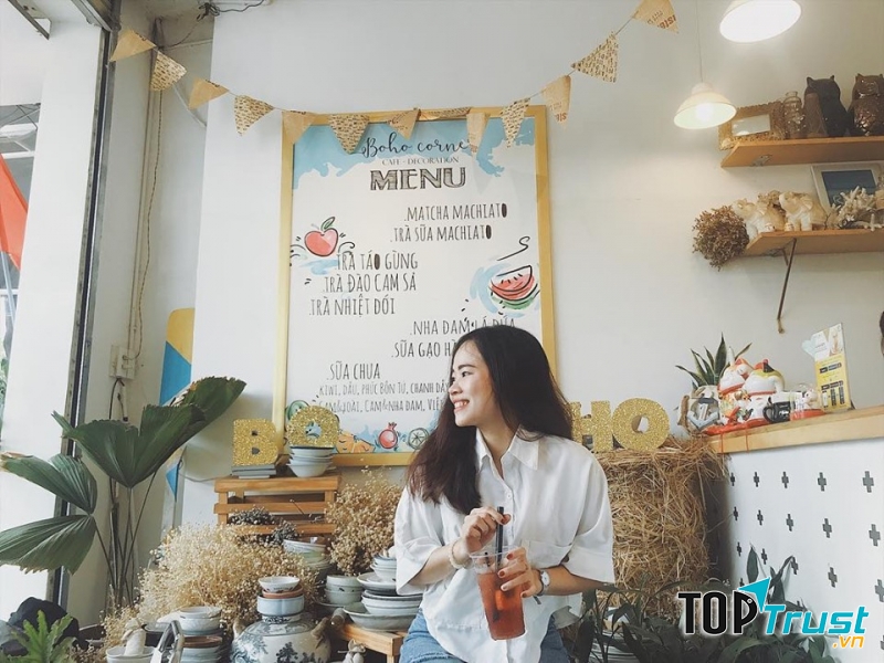 Boho Corner được ví như “xứ xở thần tiên” với khu vườn đầy hoa thơm, trái ngọt