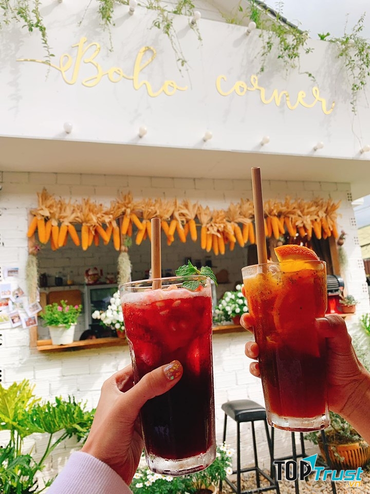 Boho Corner hoàn toàn sử dụng ống tre, ống cỏ và sản phẩm gốm sứ Nhật, 100% thân thiện với môi trường