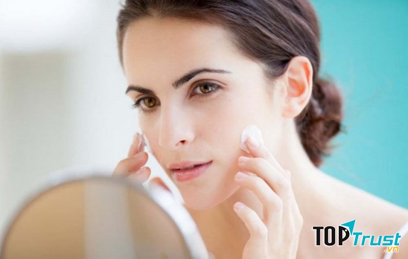 nếu bạn cung cấp quá nhiều kem dưỡng ẩm cho da, khiến da bị “bội thực”, thì thậm chí da không được cải thiện, mà còn gây bít tắc lỗ chân lông, sinh ra mụn ẩn, mụn viêm,…