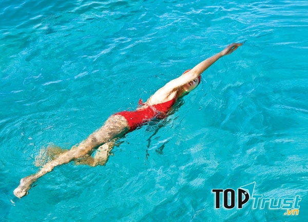 Những động tác bơi sải, vươn tay sẽ giúp bắp tay của bạn nhanh chóng được thu gọn.