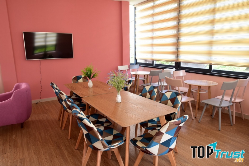 Không gian quán rộng rãi, thoáng mát. Được thiết kế hiện đại, sang trọng