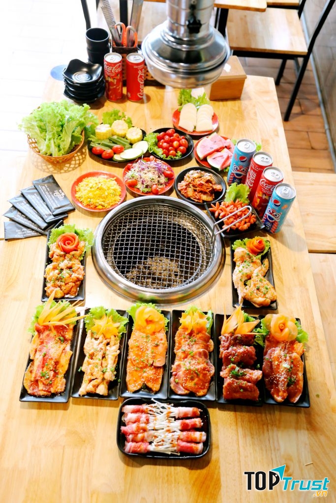 Lẩu của quán thường sẽ theo dạng buffet, rất nhiều đồ ăn kèm cùng lảu để bạn tha hồ chọn như nghêu, thịt bò, mực, tôm, đậu phụ, các loại nấm và rau.