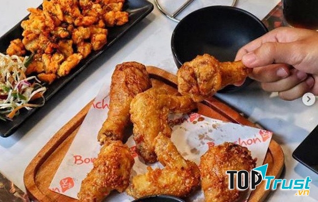 Phần da gà cực kì giòn, ngoài vỏ thơm giòn, bên trong từng thớ thịt mềm mọng nước.