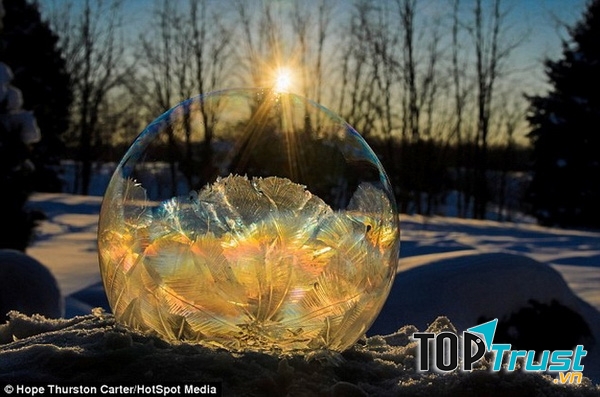 một bong bóng băng được tạo nên trong nguồn không khí cực lạnh