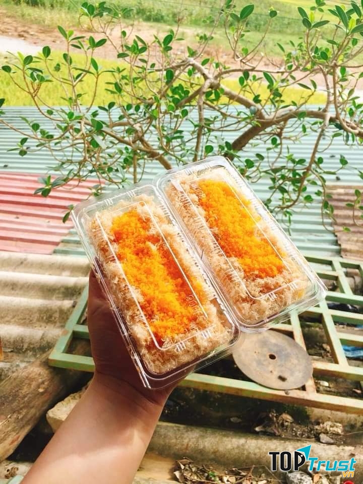 Món bánh bông lan trứng muối mềm mịn với nước sốt thơm ngon