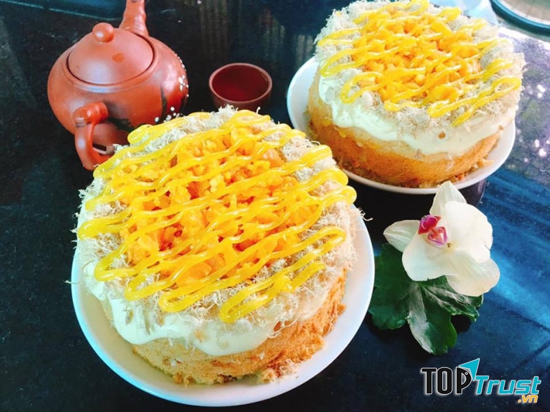 Bánh bông lan trứng muối Dung Béo với lớp phô mai béo ngậy và lớp sốt vàng óng