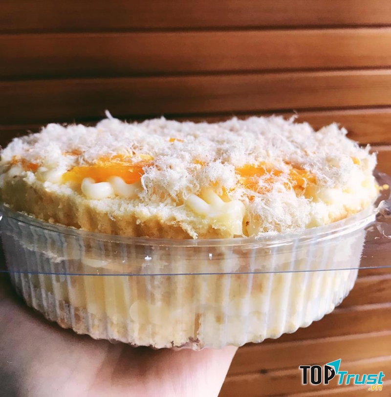 Bánh ở đây dùng sốt phô mai nên thích hợp với những bạn không ăn được ngọt