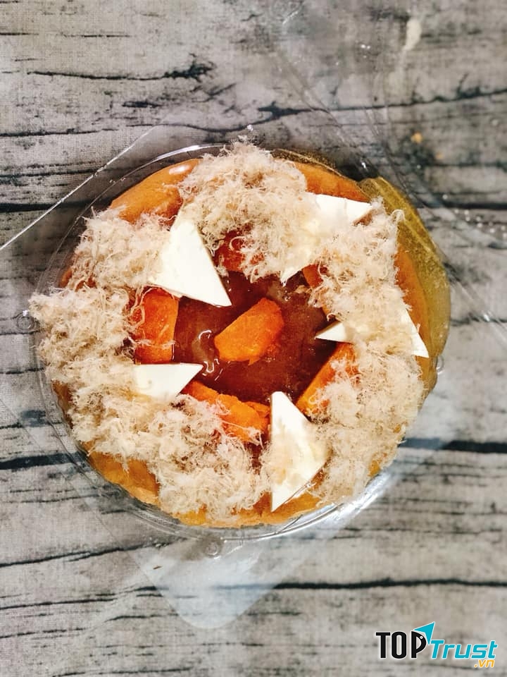 Trứng muối và phô mai ở Thỏ Bông được cắt theo miếng