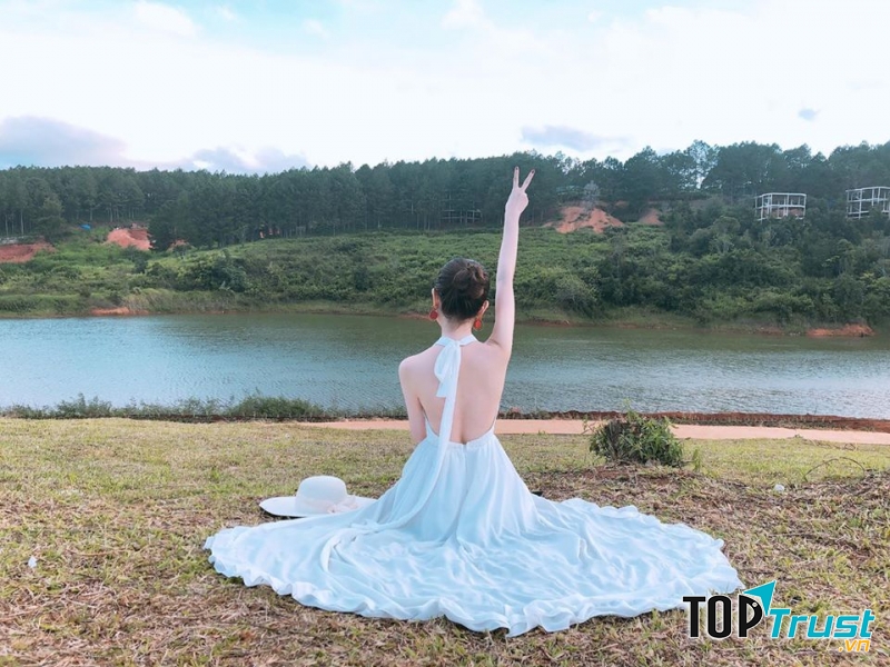 Quyến rũ, gợi cảm với maxi tone màu trắng sang trọng và rất bắt mắt.