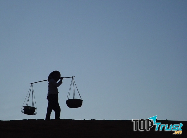 Tình yêu thương, sự hi sinh của cha mẹ tựa như bóng mây, che chở, soi rọi cả cuộc đời con.