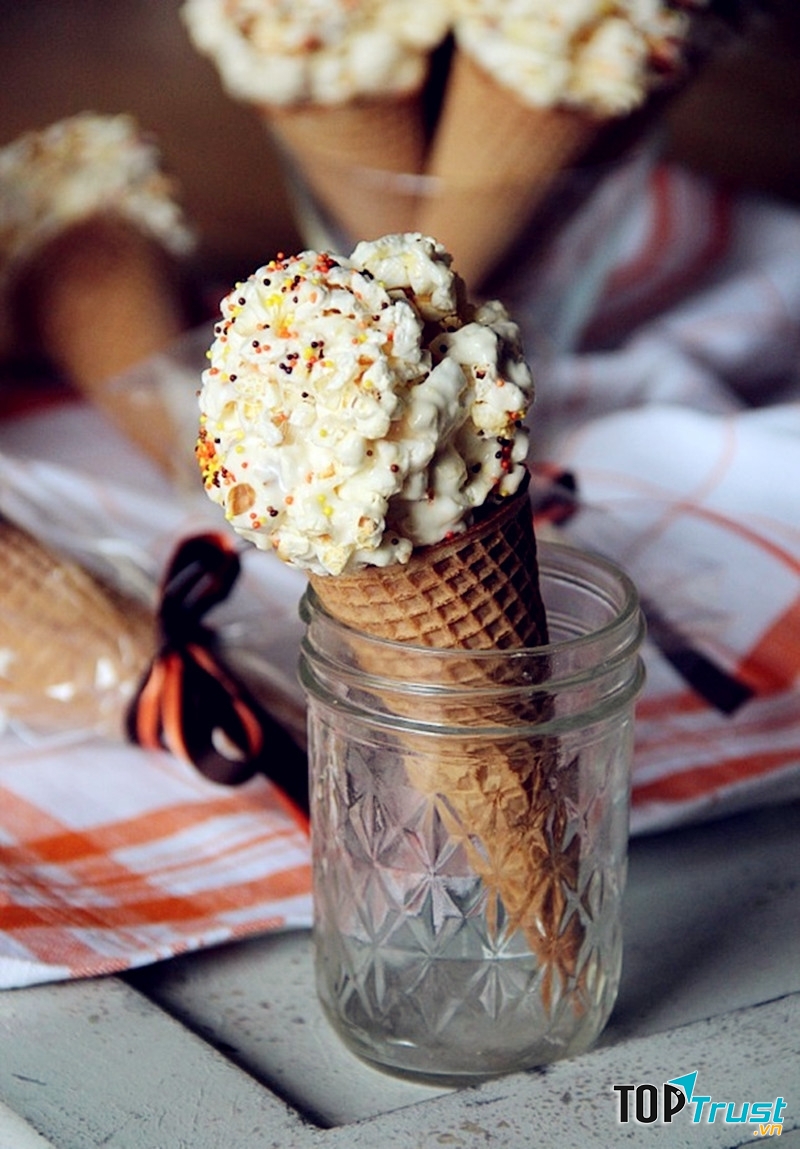 Bỏng ngô + kem ốc quế
