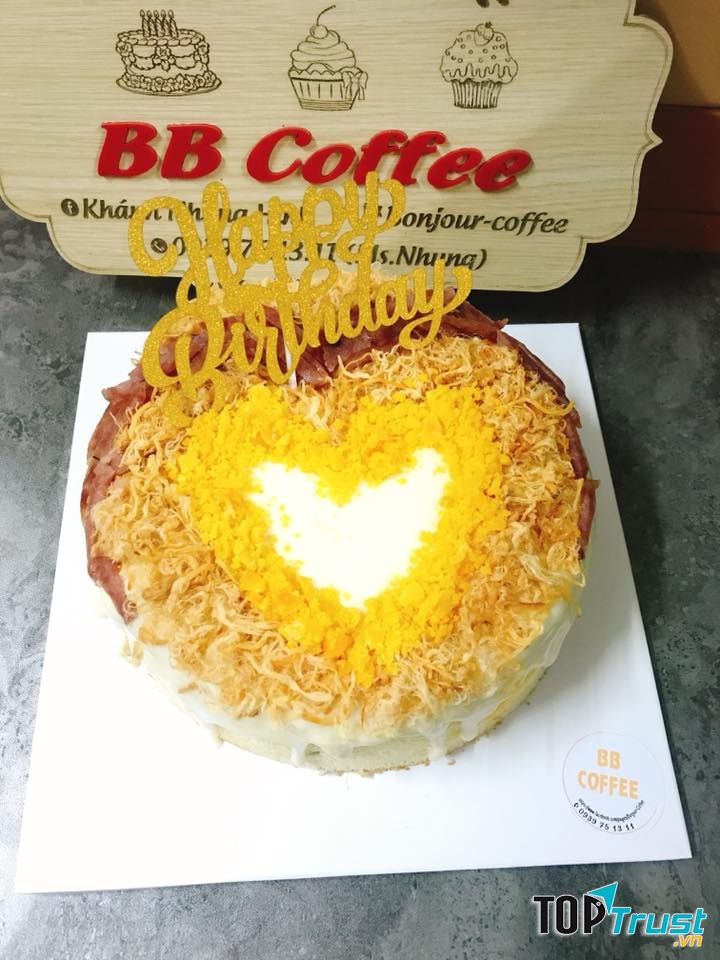 Bánh ở đây được làm hết sức cầu kỳ, tỉ mỉ, dù là bông lan trứng muối thông thường hay bánh sinh nhật đều được trang trí đẹp mắt.