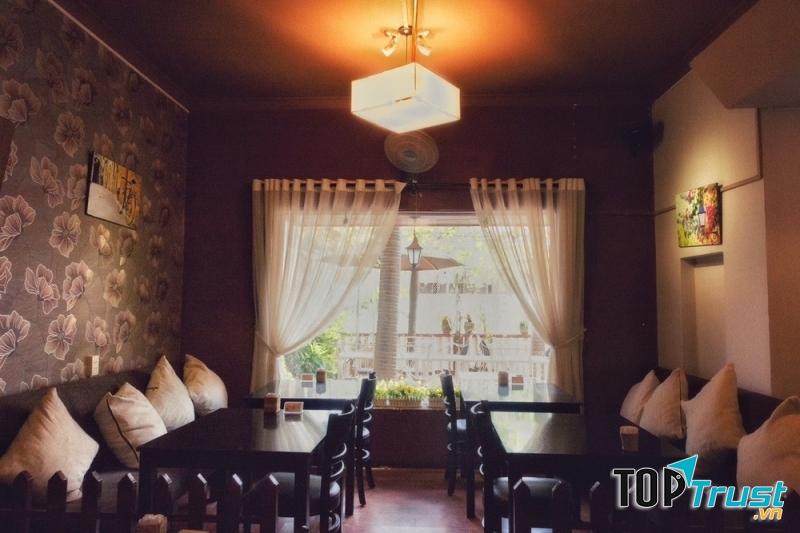 Nhà hàng Bonjour Resto với thiết kế mang đậm chất Pháp