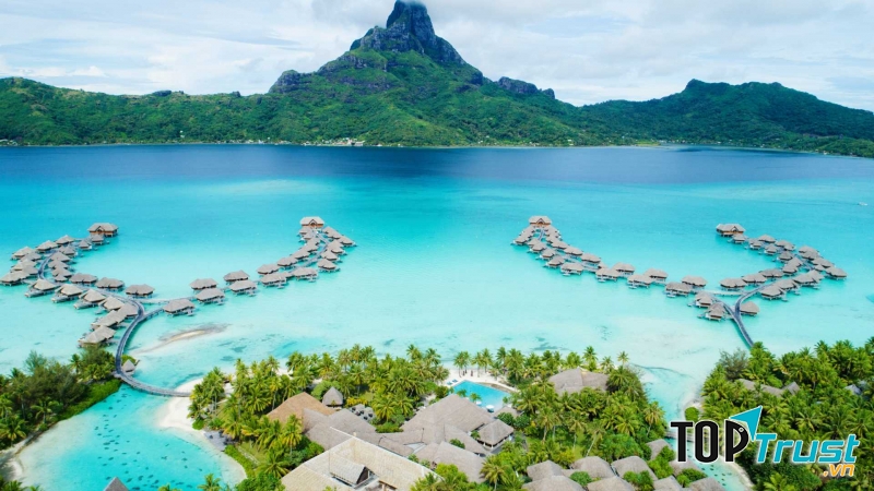 Bora Bora với những khu nghỉ dưỡng sang trọng, những bãi biển đẹp mê hồn chan hòa ánh nắng ấm áp