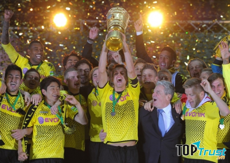 Chiếc cúp đánh dấu sự khởi sắc của Dortmund năm 2012
