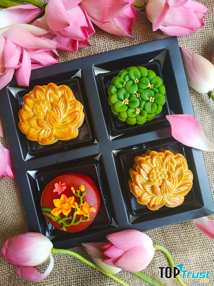 Bánh trung thu nhà Bơ có khá nhiều vị để khách hàng thoải mái lựa chọn, và vị nào cũng đều rất ngon và mang những nét đặc trưng riêng không thể trộn lẫn.
