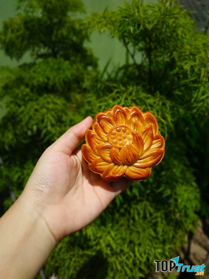 Bánh có phần vỏ giòn thơm, nướng chín đúng độ, phần nhân dẻo béo ngậy