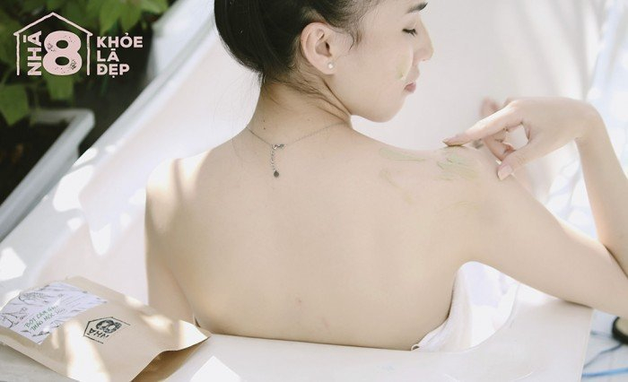 Sử dụng cám gạo thảo mộc Nhà 8 dễ thấm vào da, không gây bít lỗ chân lông nên không tạo điều kiện cho mụn phát triển, khả năng giữ ẩm cho da rất tốt