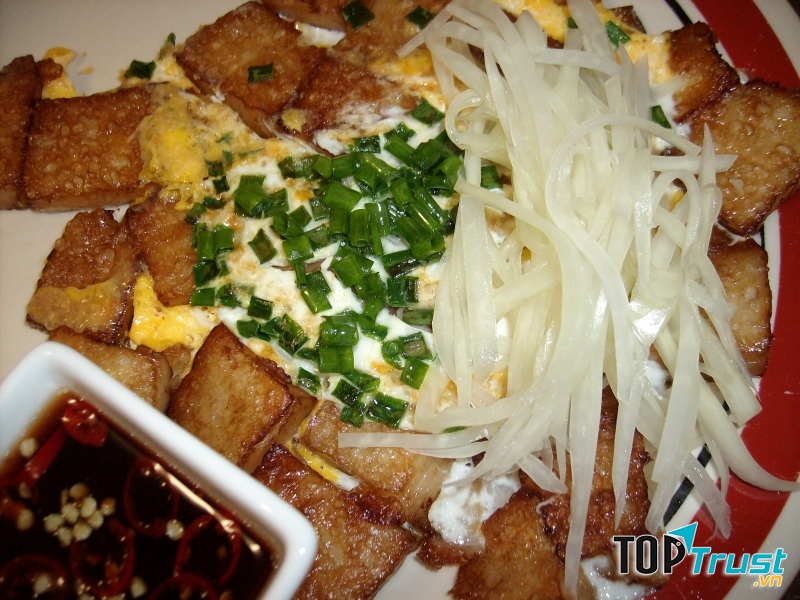 Bột chiên nóng hổi, giòn giòn với vị béo của trứng, cùng mùi hành phi thơm và vị chua cay mặn ngọt hài hòa của nước tương khiến ai cũng muốn ăn thật nhiều.