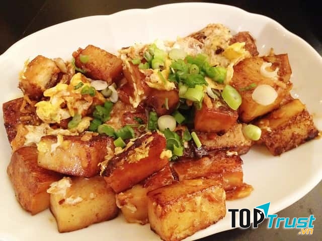 Bột chiên thực chất là một miếng bột chín được chiên vàng hai mặt, có lớp vỏ giòn rụm nhưng lớp ruột lại mềm mịn.