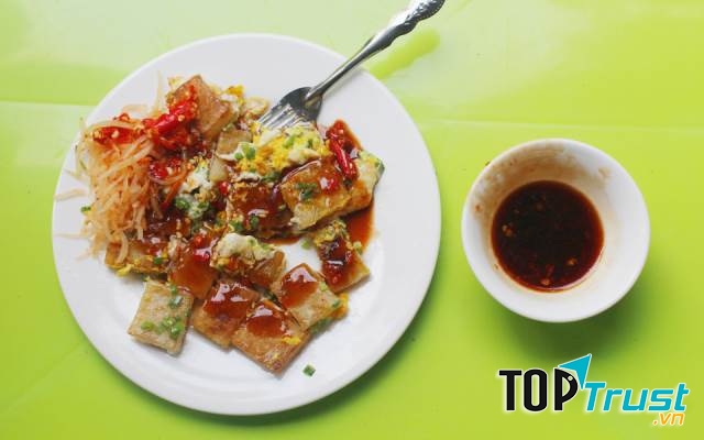 Phần bột chiên với trứng ăn kèm dưa chua và nước tương khá hấp dẫn