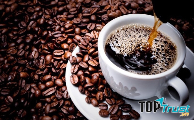 Bọt cà phê nguyên chất khá đồng đều về kích cỡ, đục hơn và trông “dày” hơn