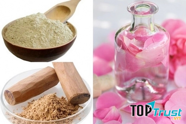 Bột đàn hương và nước hoa hồng làm mờ sẹo rất tốt
