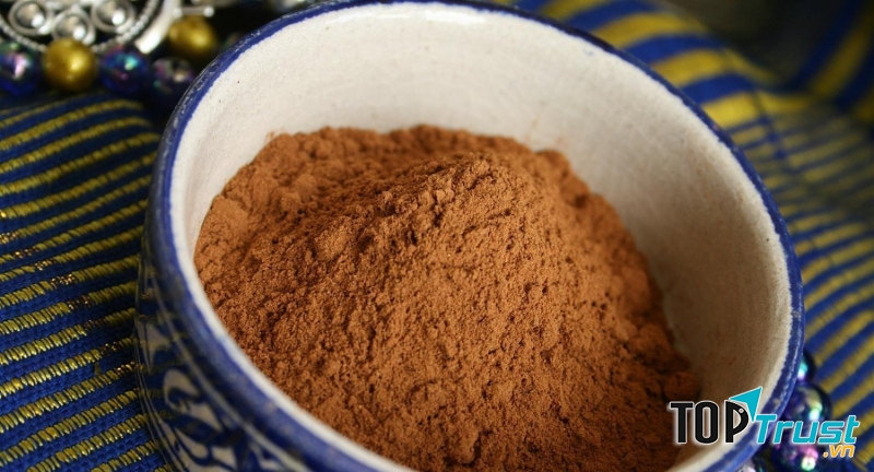 Bột gỗ cây đàn hương là một thành phần hữu ích khác có thể được sử dụng để trị thâm nách hiệu quả