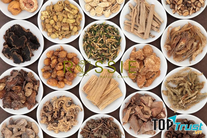Với thành phần được kết hợp từ 24 loại thảo dược quý bột tắm trắng thuốc bắc Rossie giúp làn da trắng sáng hẳn lên