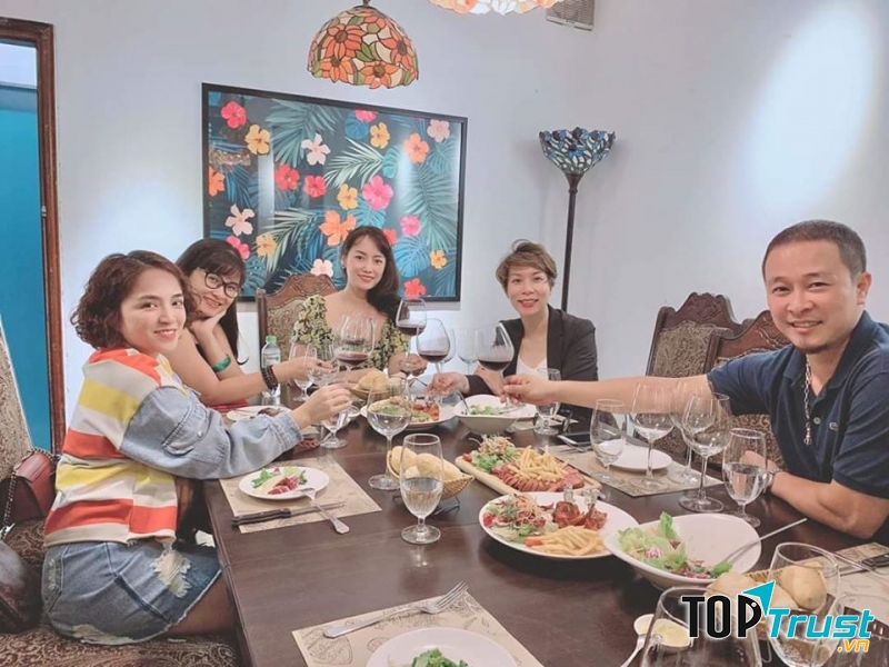 Hay quây quần bên gia đình, bè bạn?