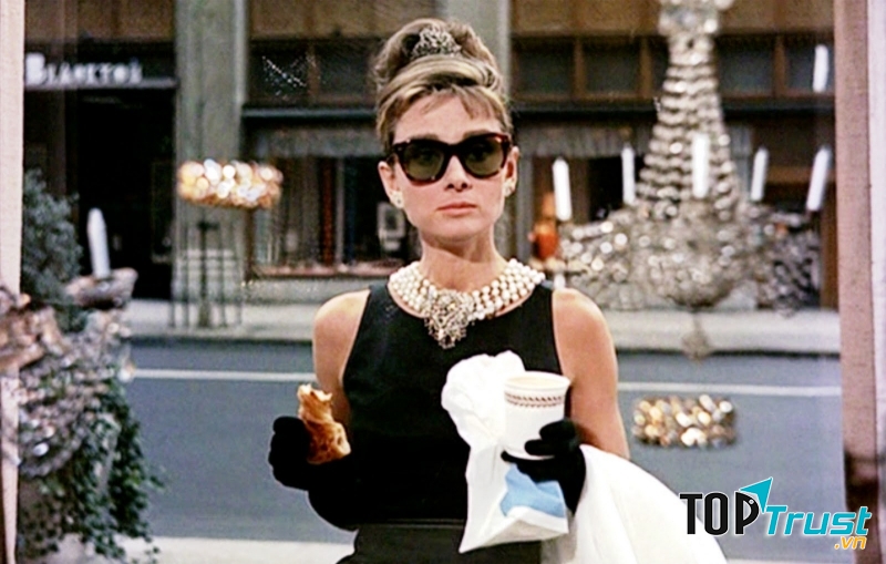 Nàng Holly xinh đẹp trong Breakfast at Tiffany's