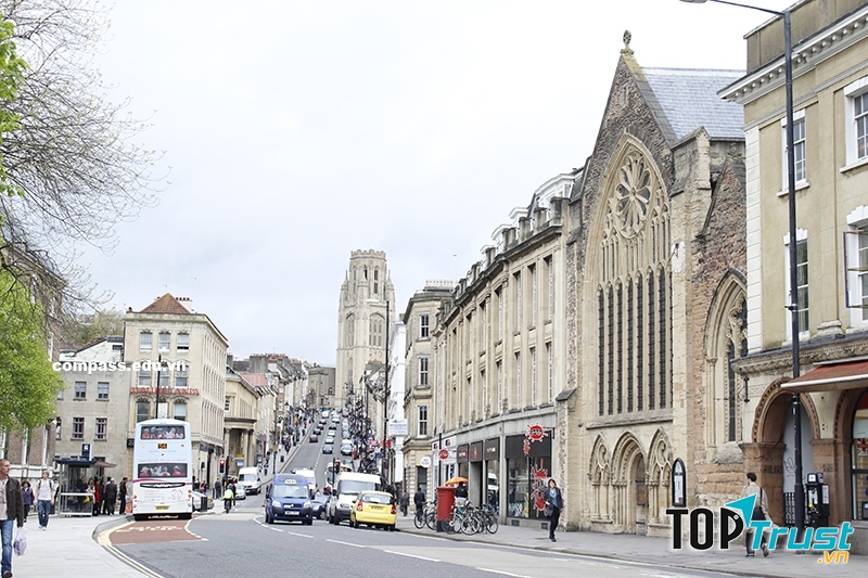 Thành phố cổ kính và ước lệ