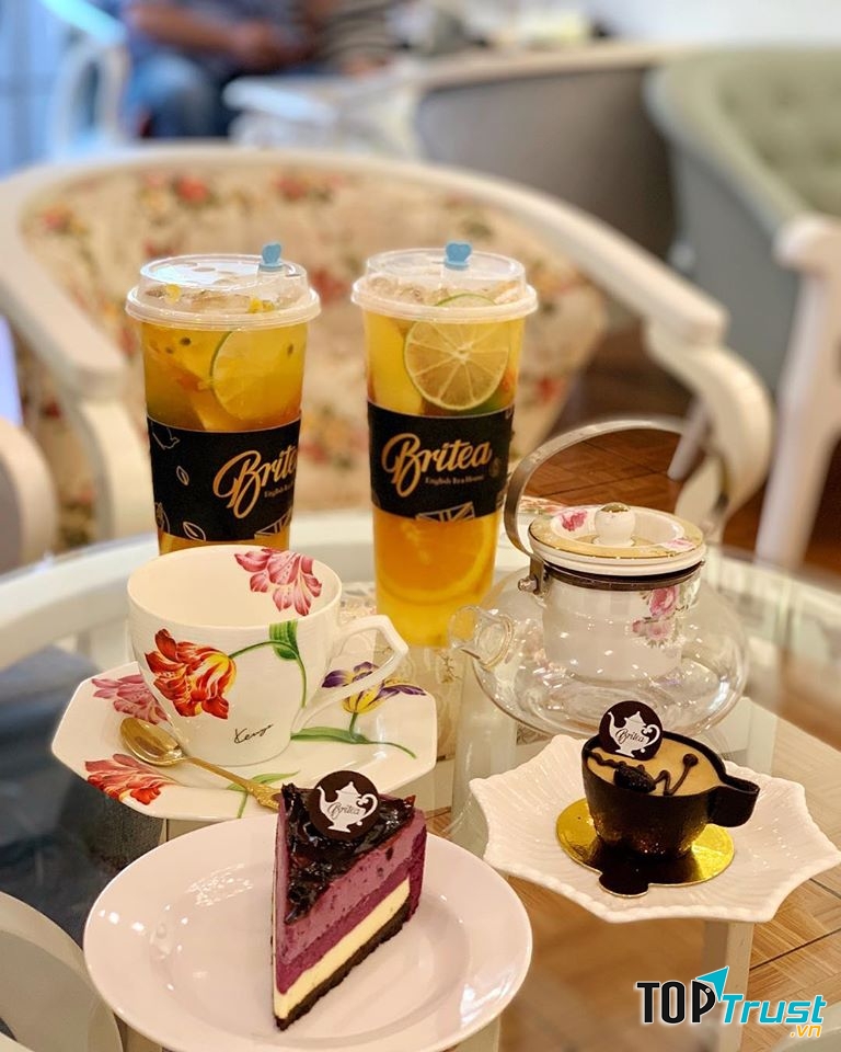 Đối với các loại trà trái cây của quán, vị trà đậm hoà lẫn cùng từng lát trái cây, mang đến cảm giác mát lạnh và thơm ngon