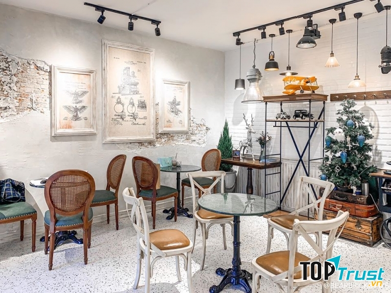 B. Story Cafe là một ﻿ngôi nhà trắng muốt xinh xắn xuất hiện chưa lâu tại đường Tú Xương yên tĩnh