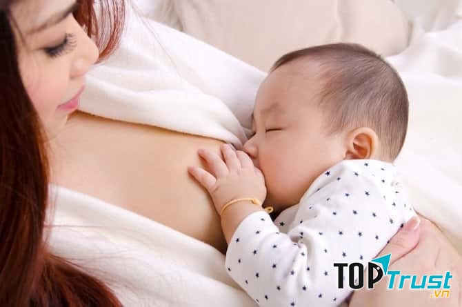 Nuôi con bằng sữa mẹ giúp bé ổn định trọng lượng