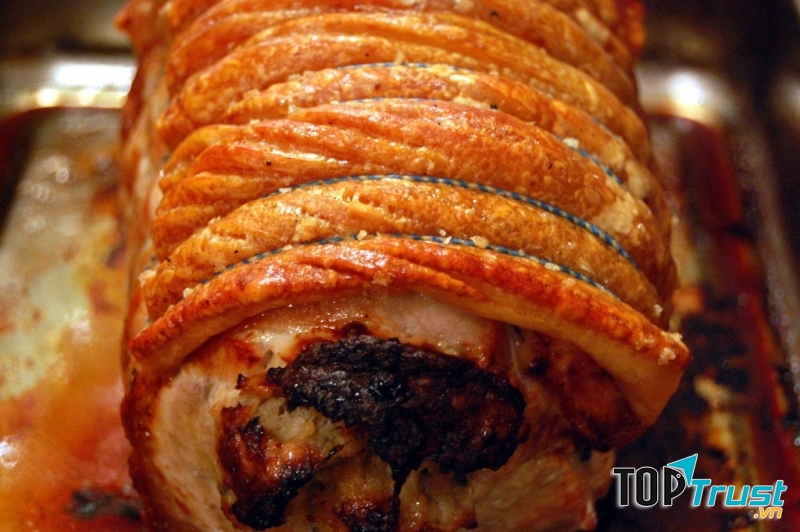 Thịt lợn quay giòn trong lễ Giáng Sinh Đan Mạch