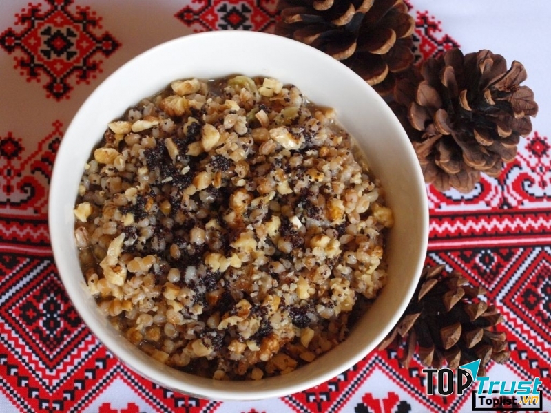 Kutya làm từ lúa mỳ, mật ong và nho khô